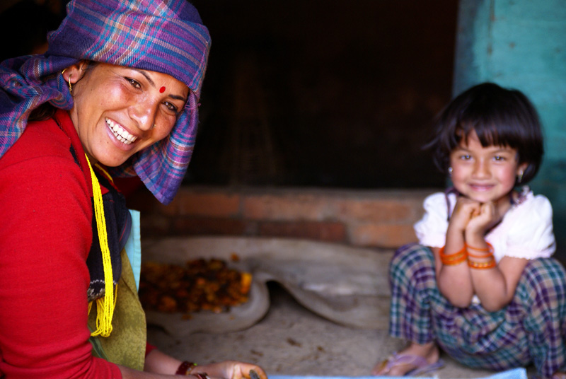 Préparation du repas en famille à Panauti au Népal.
