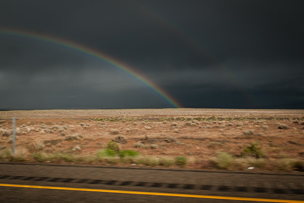 L'arc en ciel sur la route interstate 70 dans l'Utah