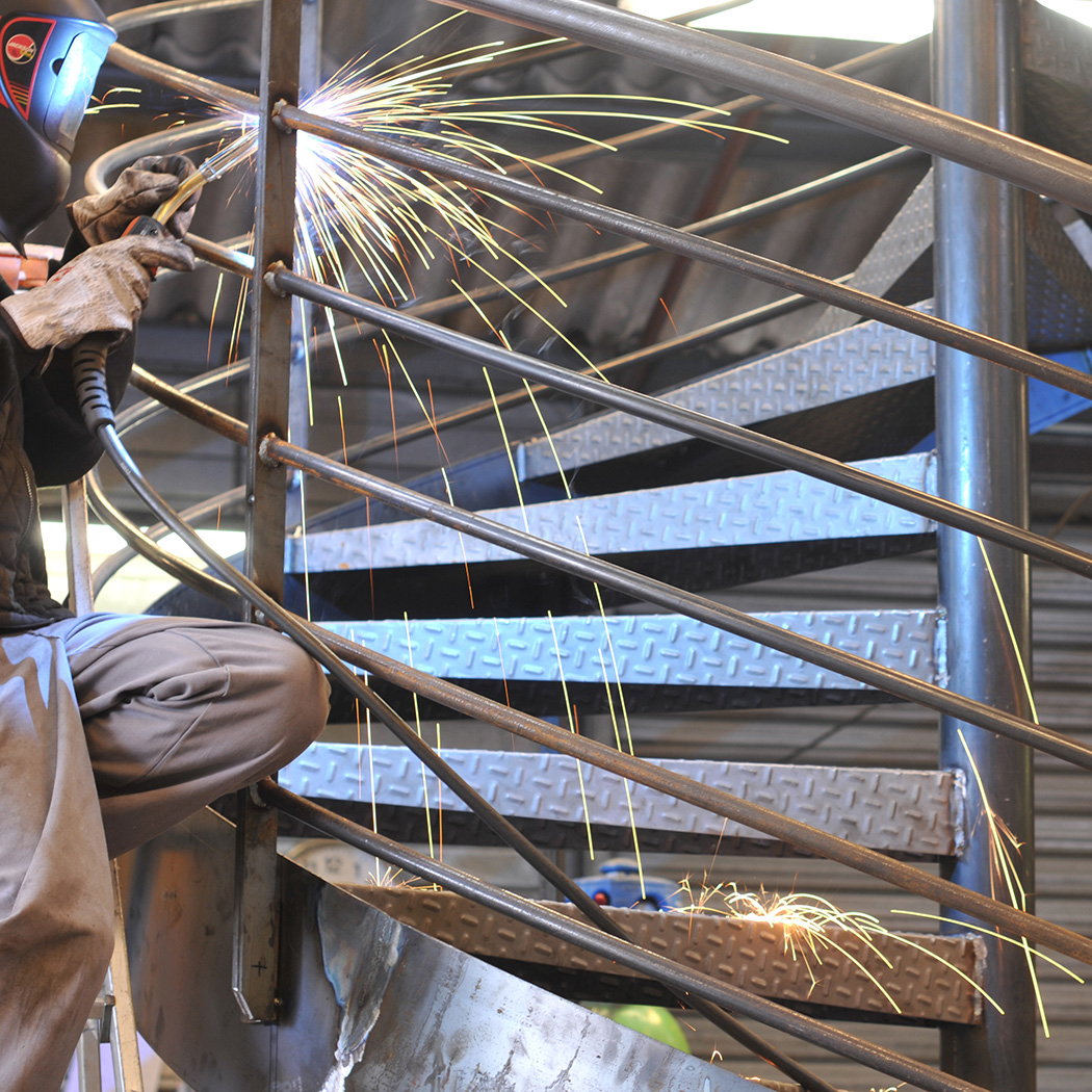 Photo de soudure sur un escalier métallique dans les ateliers d'Alre Metal à Plougoumelen