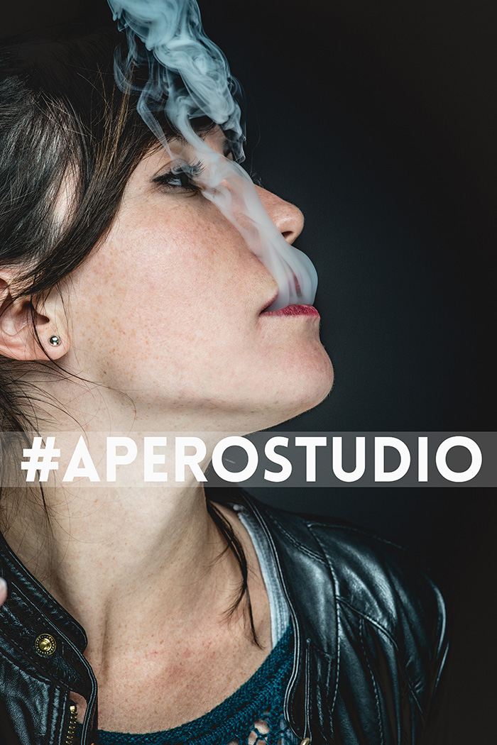 Laura pausant pour l'affiche de l'apéro studio