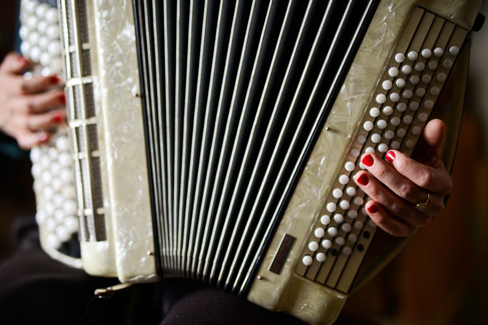 Le femme au vernis rouge