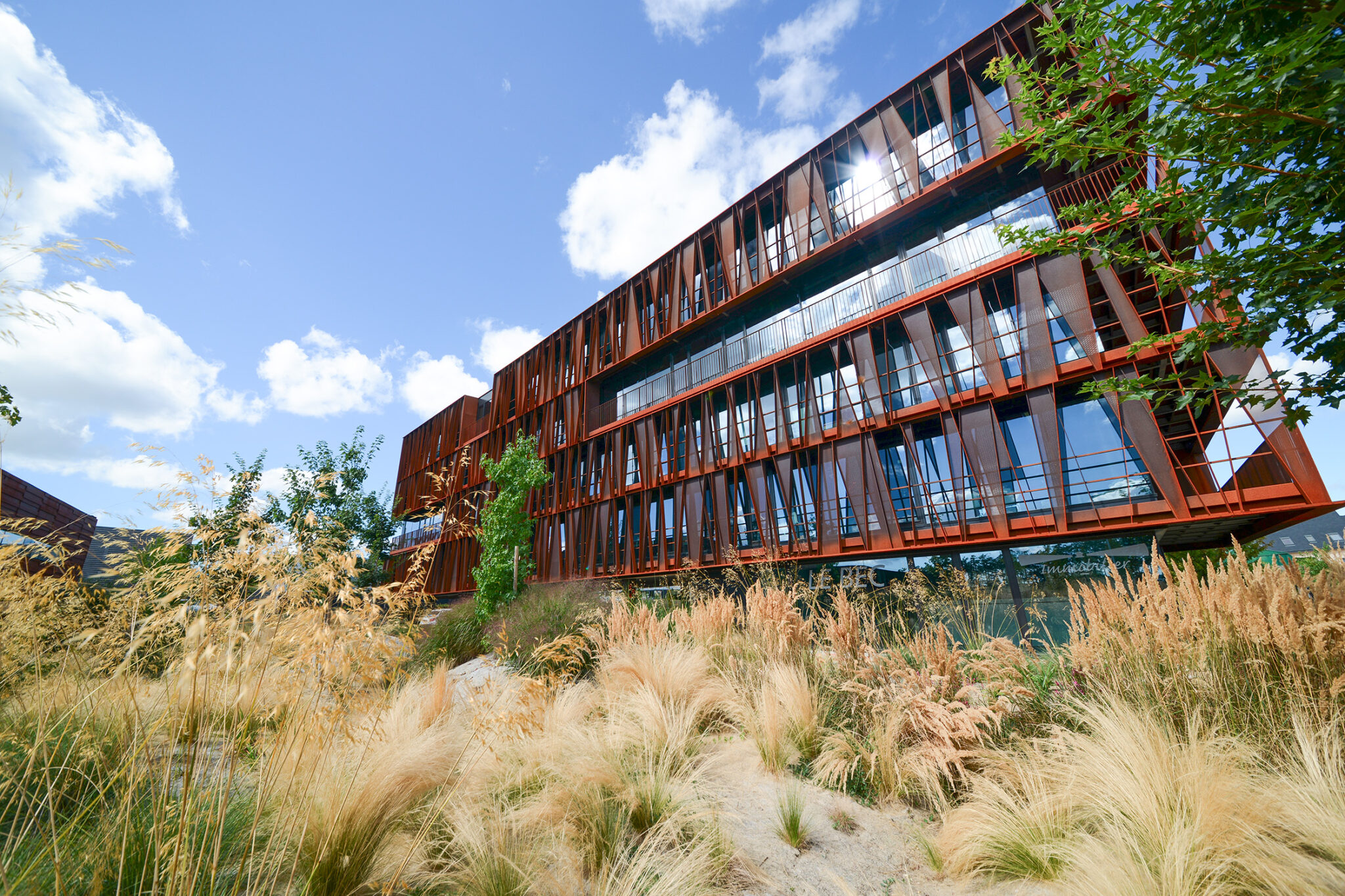 Le Bâtiment de l'Atelier Arcau de verre et d'acier