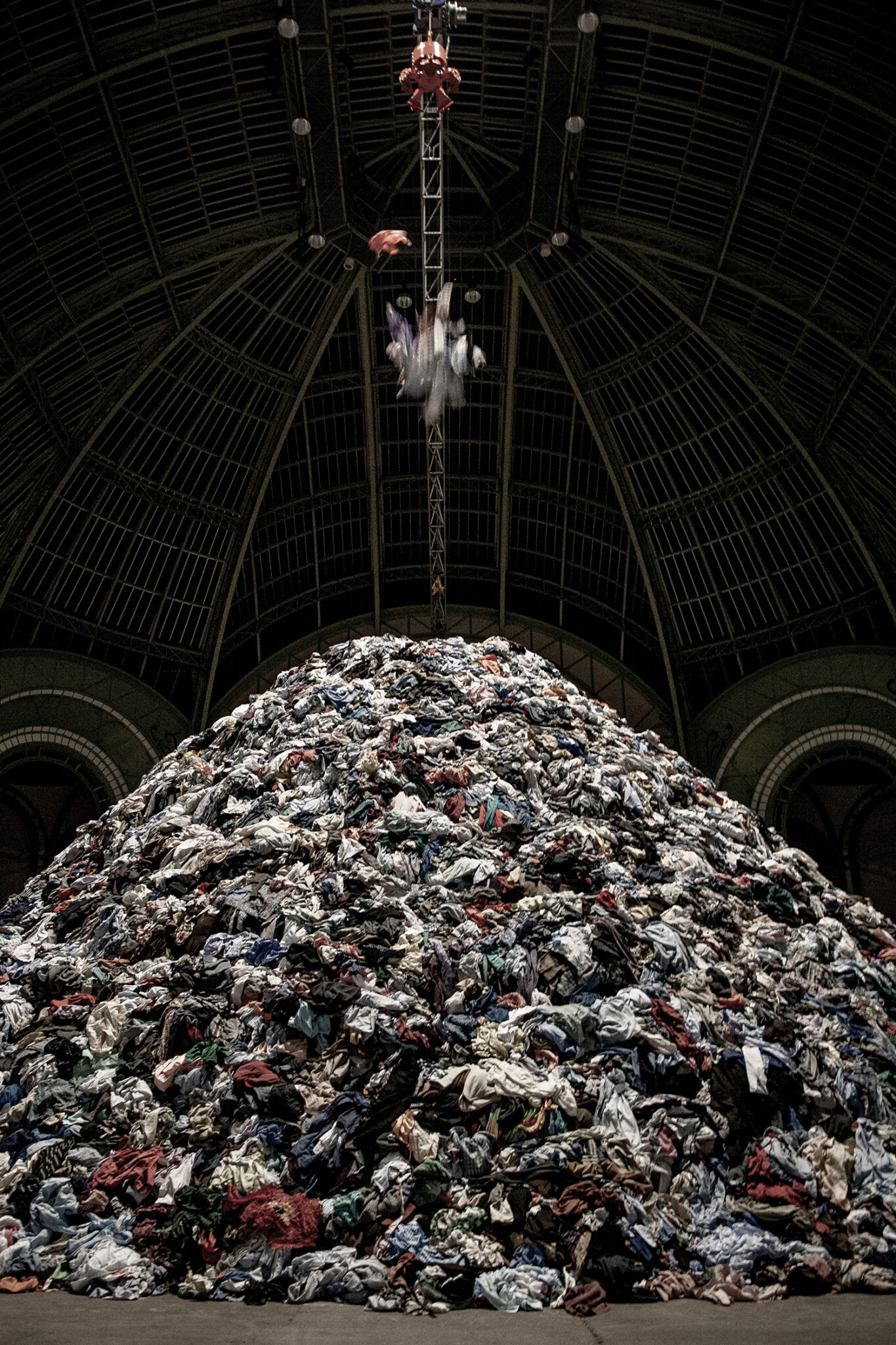 Grue et tissu suspendu