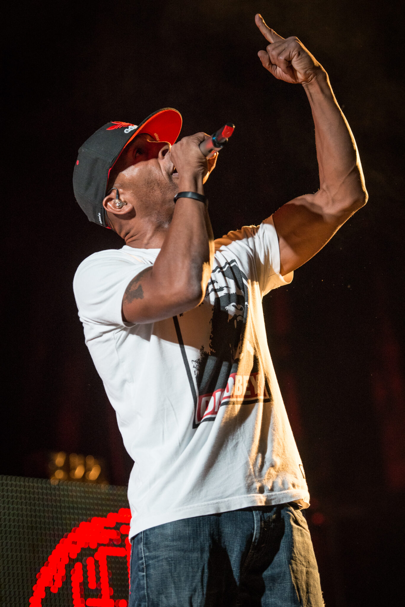 Shurik'n le doigt levé