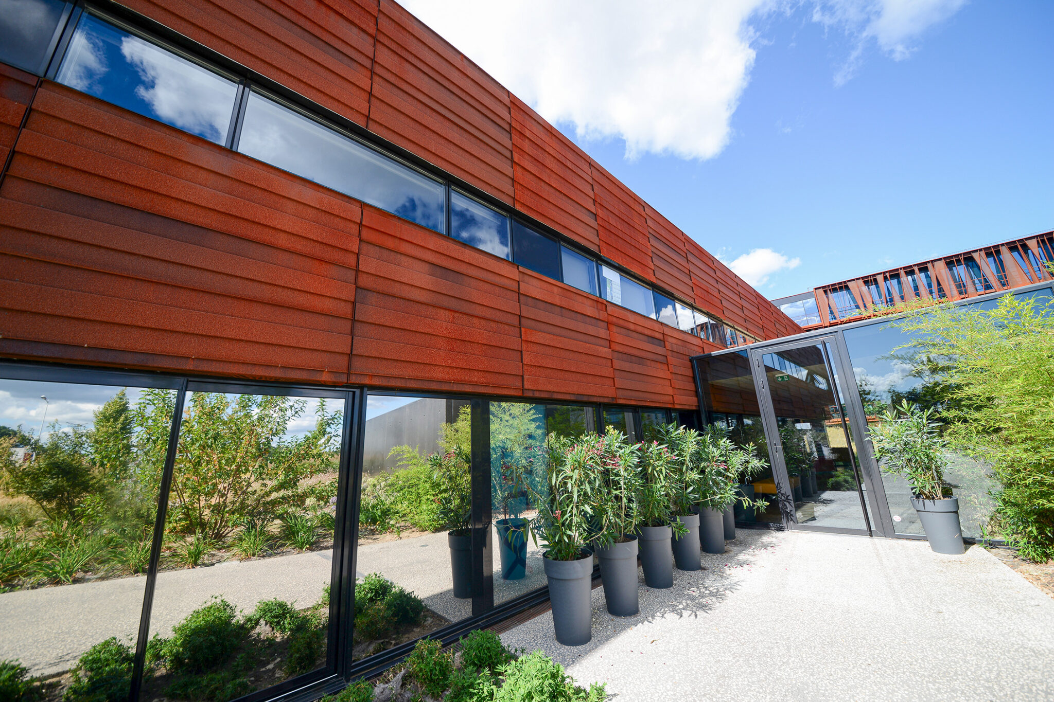 Bâtiment Steel Band côté jardin