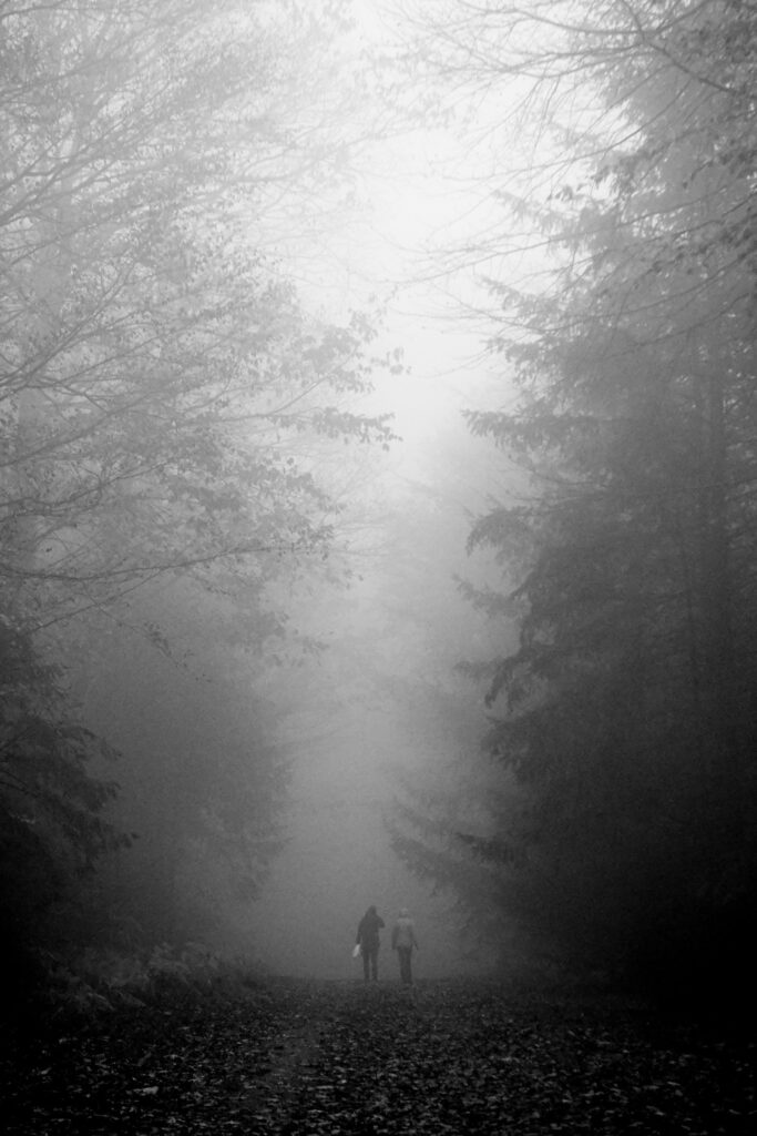 2 personnes dans la brume du Mont Larron