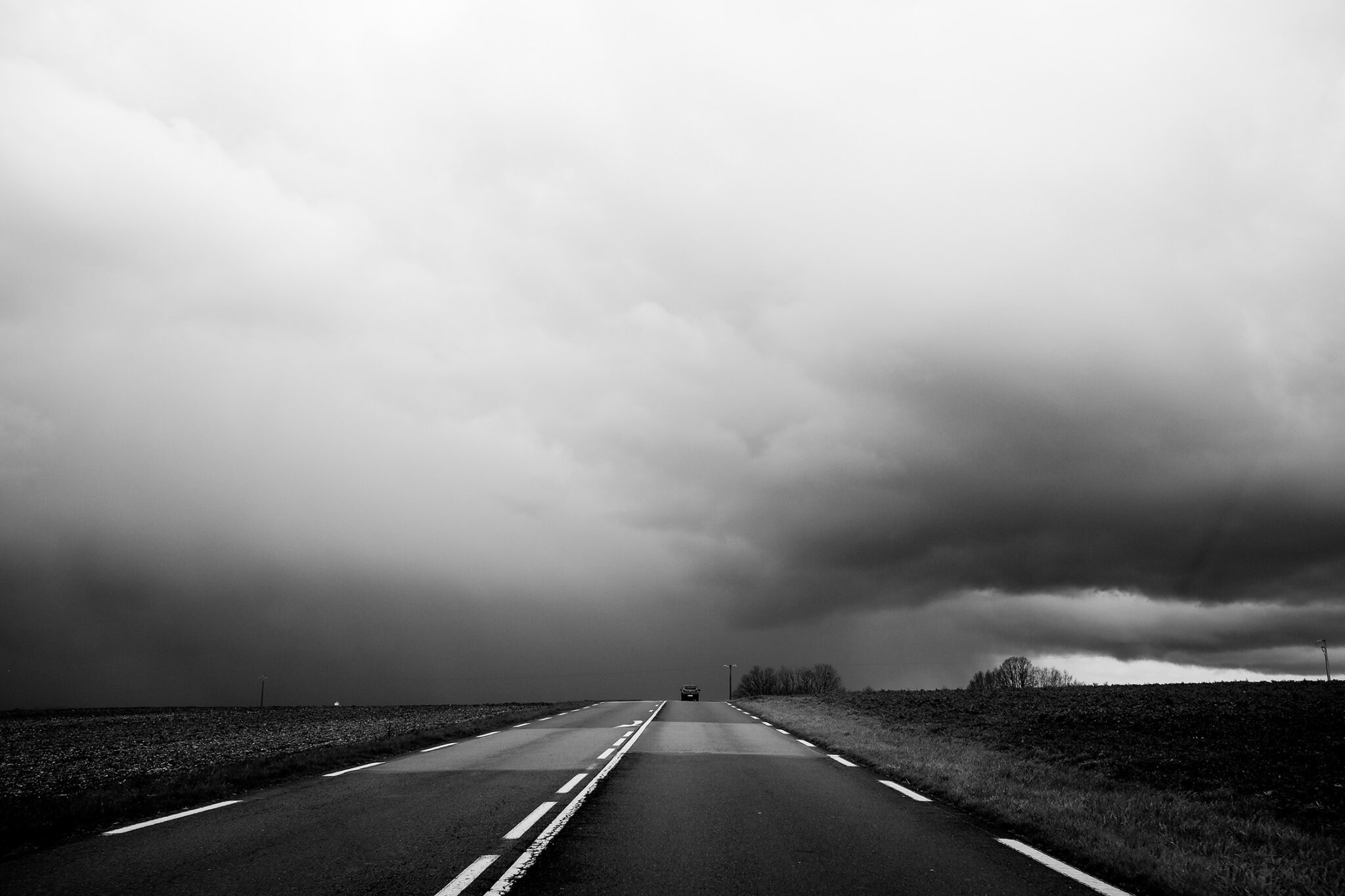 Le ciel bas sur la route après Poitiers