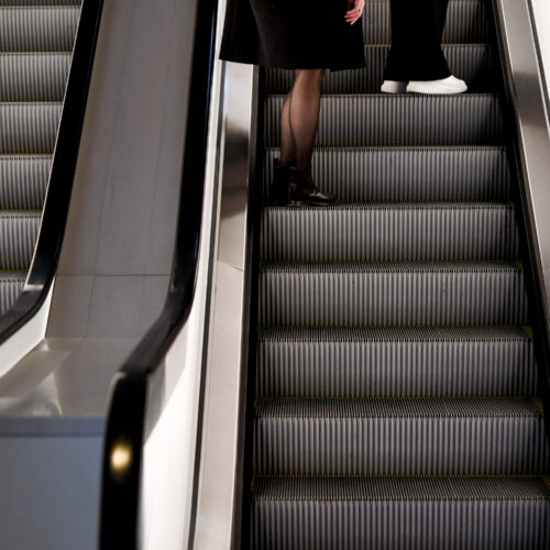 Les jambes dans l'escalier