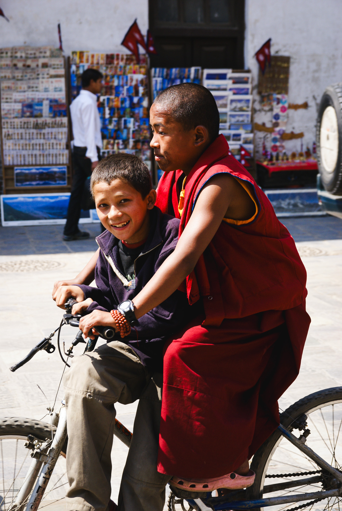 Le moine et son pote à vélo