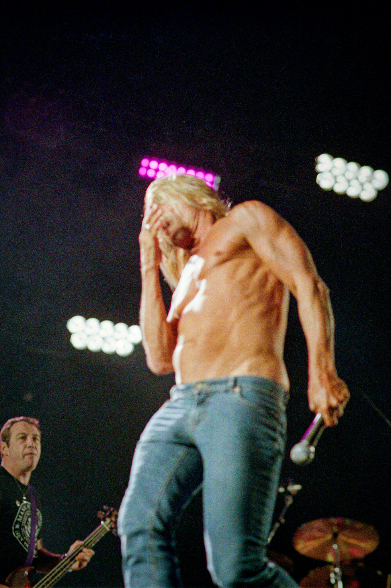 Iggy Pop flou torse nu micro à la main sur la scène du festival Les Effervessonnes 2004.
