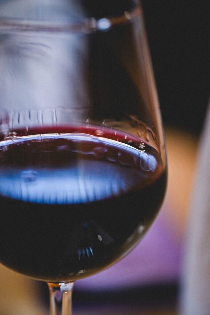 Verre de vin rouge et son reflet